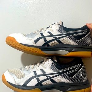 Size 7 volleyball shoes ASICS